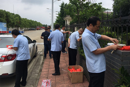 看守所门口吃饭_副本.jpg