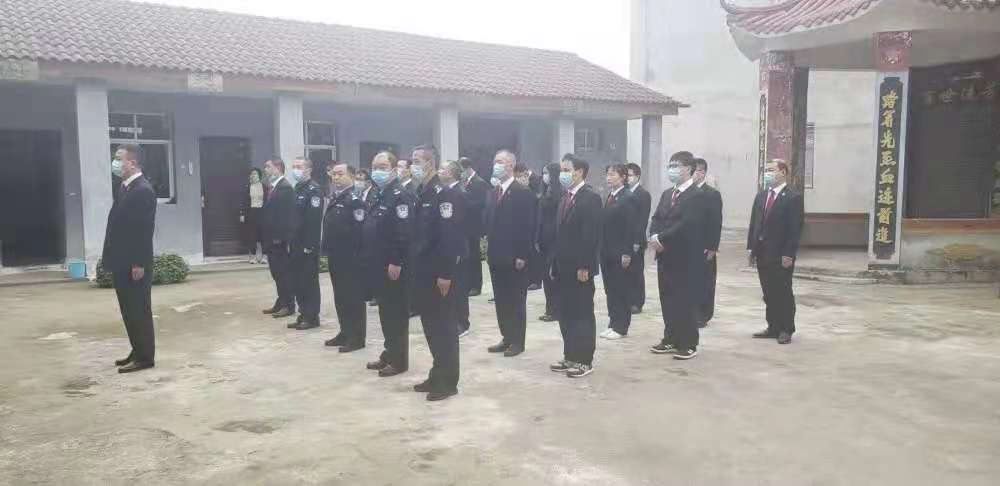 缅怀革命先烈 传承红色精神天门法院组织干警赴石家河镇开展革命传统教育.jpg