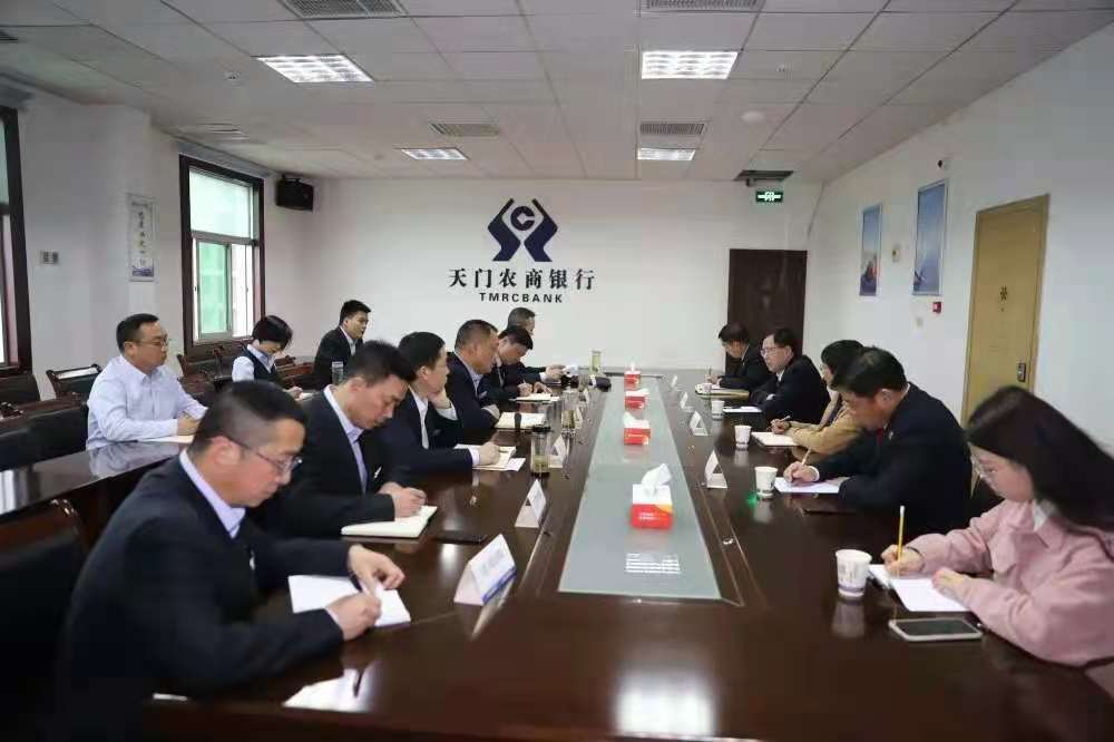 防范化解金融风险，天门法院走进市农商行.jpg